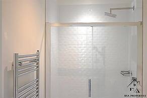 Modern 2 Bed 2 Bath Bracknell With Free Parking