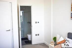 Modern 2 Bed 2 Bath Bracknell With Free Parking