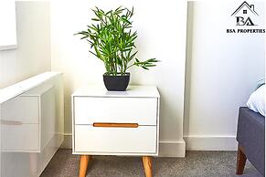 Modern 2 Bed 2 Bath Bracknell With Free Parking