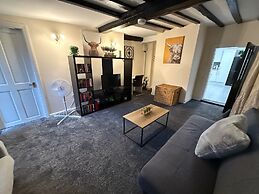 Apartment - Sleeps 2 - Parking - Wifi