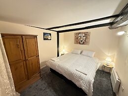 Apartment - Sleeps 2 - Parking - Wifi