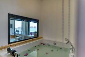 BlueNook Suites