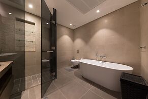 Sunny 2BR at Jumeirah Living Marina Gate