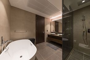 Sunny 2BR at Jumeirah Living Marina Gate