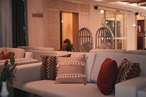 Adella Side Hotel