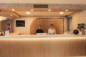 Adella Side Hotel