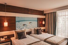 Adella Side Hotel