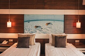 Adella Side Hotel