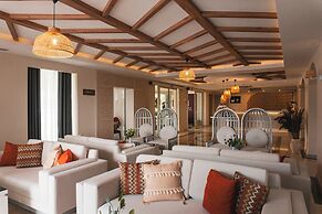 Adella Side Hotel