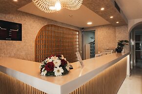 Adella Side Hotel