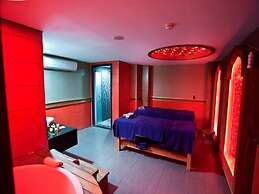 Adella Side Hotel
