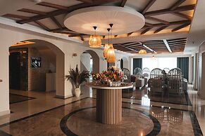 Adella Side Hotel