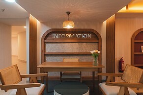 Adella Side Hotel