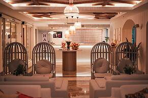 Adella Side Hotel