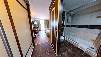Adella Side Hotel
