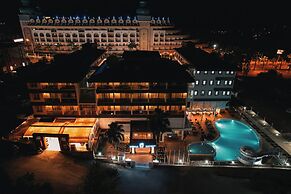 Adella Side Hotel