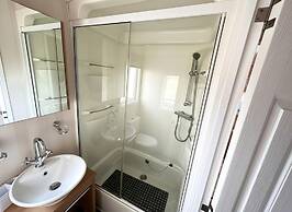 Impeccable 2-bed Lodge in Preston hot hub