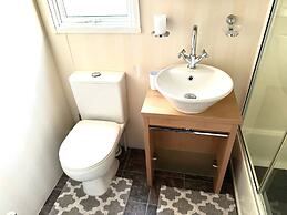 Impeccable 2-bed Lodge in Preston hot hub
