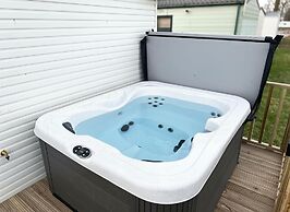 Impeccable 2-bed Lodge in Preston hot hub