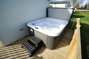 Inviting 3-bed Lodge in Preston hot tub