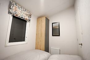 Inviting 3-bed Lodge in Preston hot tub