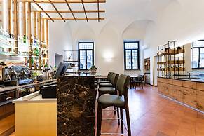 Bonacolsi Collection , Mantegna Hotels
