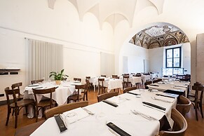 Bonacolsi Collection , Mantegna Hotels