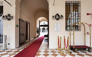Bonacolsi Collection , Mantegna Hotels