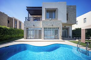 Villa With Private Pool In Beverly Hills