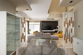 Villa With Private Pool In Beverly Hills