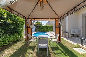 Villa With Private Pool In Beverly Hills
