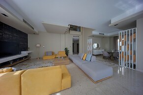 Villa With Private Pool In Beverly Hills