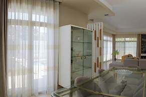 Villa With Private Pool In Beverly Hills