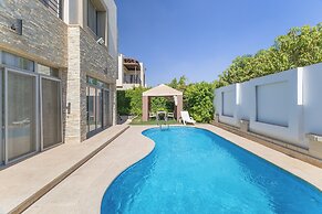 Villa With Private Pool In Beverly Hills
