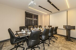 Elysian Airport Hotel & Restaurant