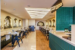 Elysian Airport Hotel & Restaurant