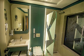 Elysian Airport Hotel & Restaurant