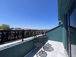 Elysian Airport Hotel & Restaurant