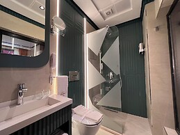 Elysian Airport Hotel & Restaurant