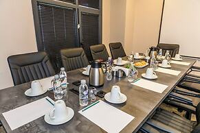 Elysian Airport Hotel & Restaurant