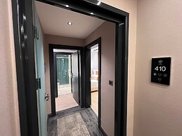 Elysian Airport Hotel & Restaurant