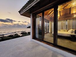 Full Moon Private Island
