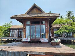 Full Moon Private Island