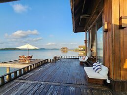 Full Moon Private Island