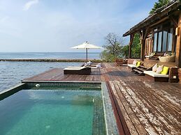 Full Moon Private Island