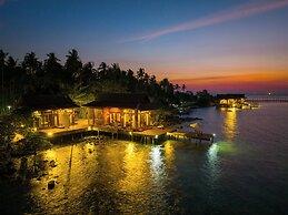 Full Moon Private Island