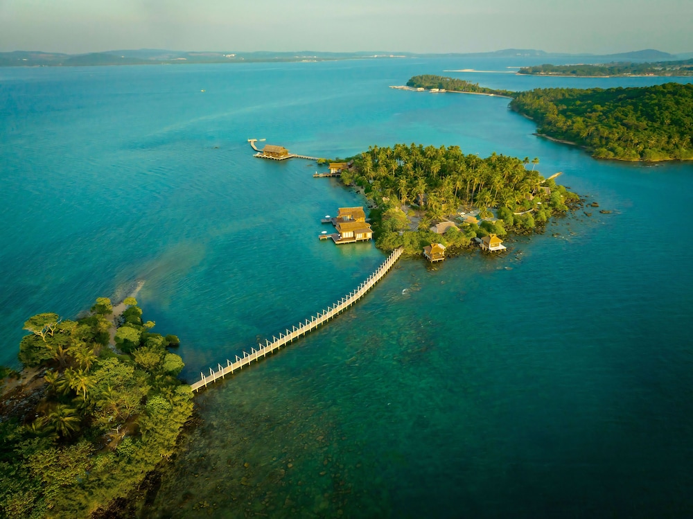 Full Moon Private Island