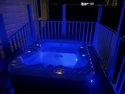 Lodge Sleeps 6 With Private Hot Tub