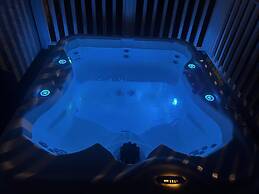 Lodge Sleeps 6 With Private Hot Tub