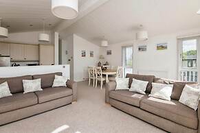 Lodge Sleeps 6 With Private Hot Tub